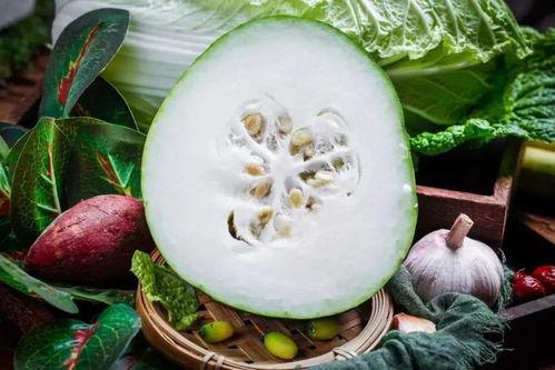 东瓜娱乐中老年吃瓜,中老年群体乐享“吃瓜”时光