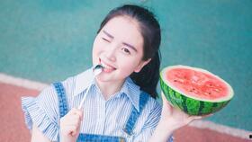 吃瓜娱乐微博图片带字,揭秘微博热议图片背后的故事！”