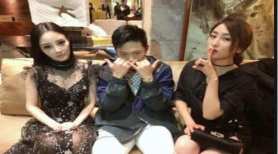 关注娱乐圈吃瓜微博,微博热搜背后的故事